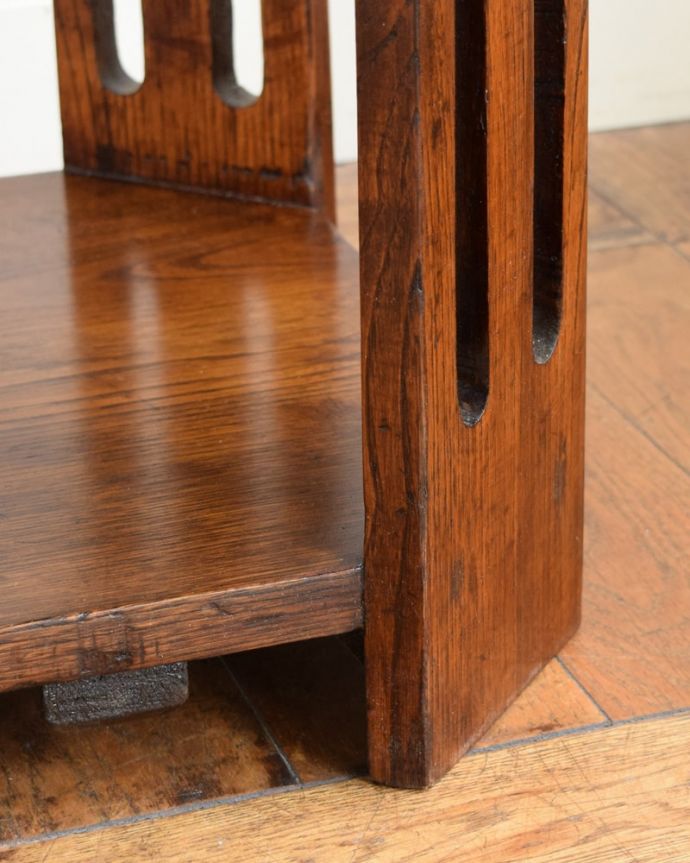 アンティークのテーブル　アンティーク家具　コーヒーテーブル　持ち上げなくても移動できます！Handleのアンティークは、脚の裏にフェルトキーパーをお付けしていますので、床を滑らせて簡単に移動する事が出来ます。(q-2188-f)