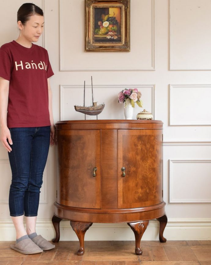 アンティークのキャビネット アンティーク家具 カップボード 英国らしい気品が漂うキャビネットアンティークだから手に入れることが出来る素材の良さを際立つキャビネット。(q-2189-f)