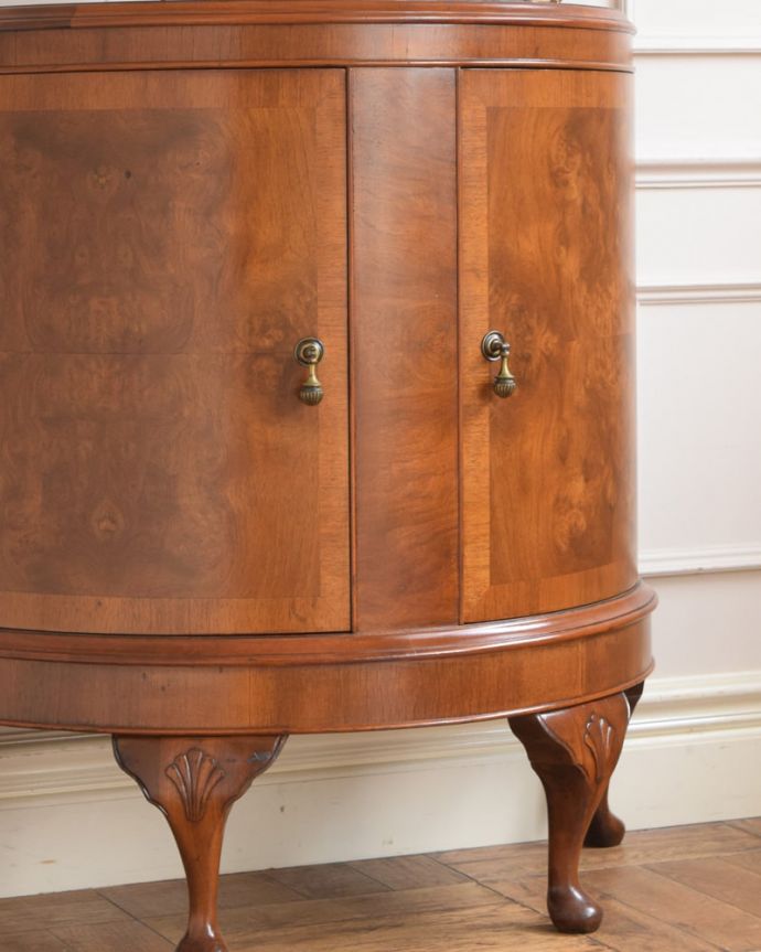 アンティークのキャビネット アンティーク家具 カップボード アンティーク家具だから手に入る美しい木目現代では手に入れることが出来ない質のいい素材が使われているのもアンティーク家具の特長。(q-2189-f)