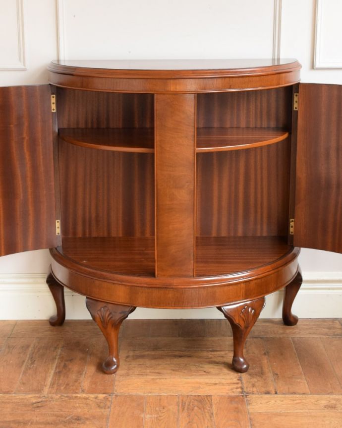 アンティークのキャビネット アンティーク家具 カップボード 扉の中を見てみると…もともとカップボードとして使われていた家具の扉の中はたっぷり収納できます。(q-2189-f)