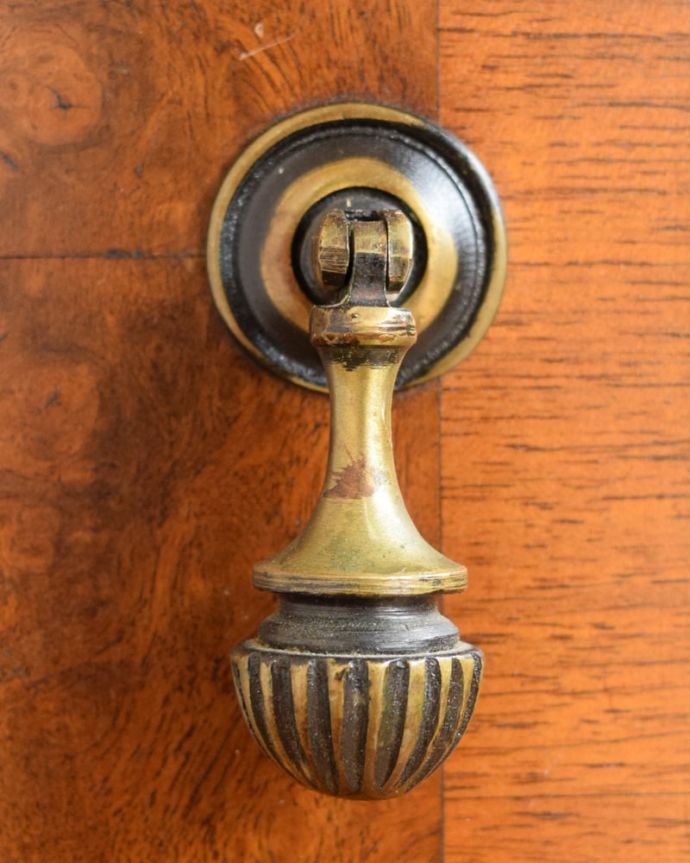 アンティークのキャビネット アンティーク家具 カップボード 開ける度になんだかワクワク取っ手のデザインにもこだわりが。(q-2189-f)