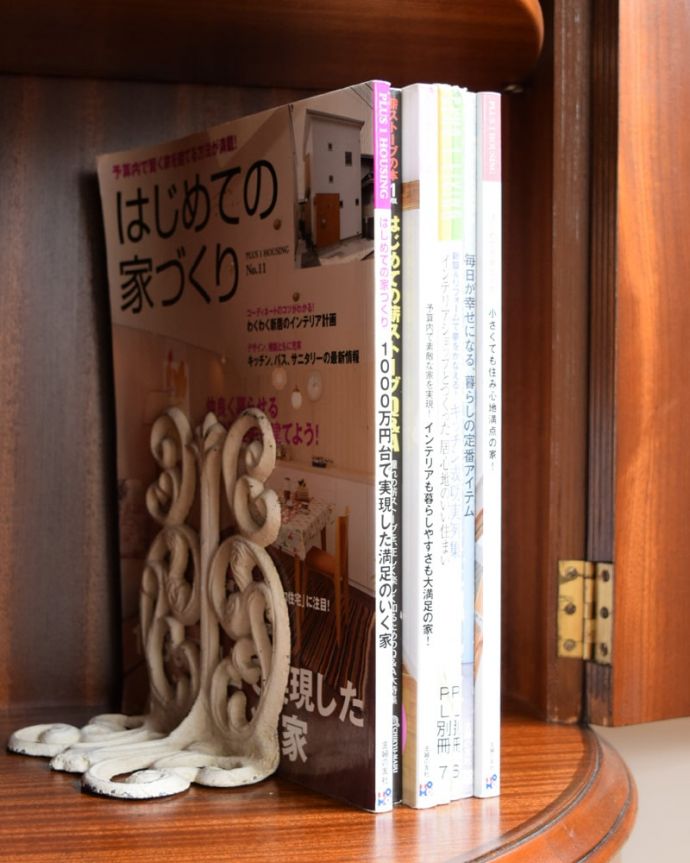 アンティークのキャビネット アンティーク家具 カップボード 扉の中は収納たっぷりA4サイズの雑誌までしっかり収納出来ちゃう大きさ。(q-2189-f)