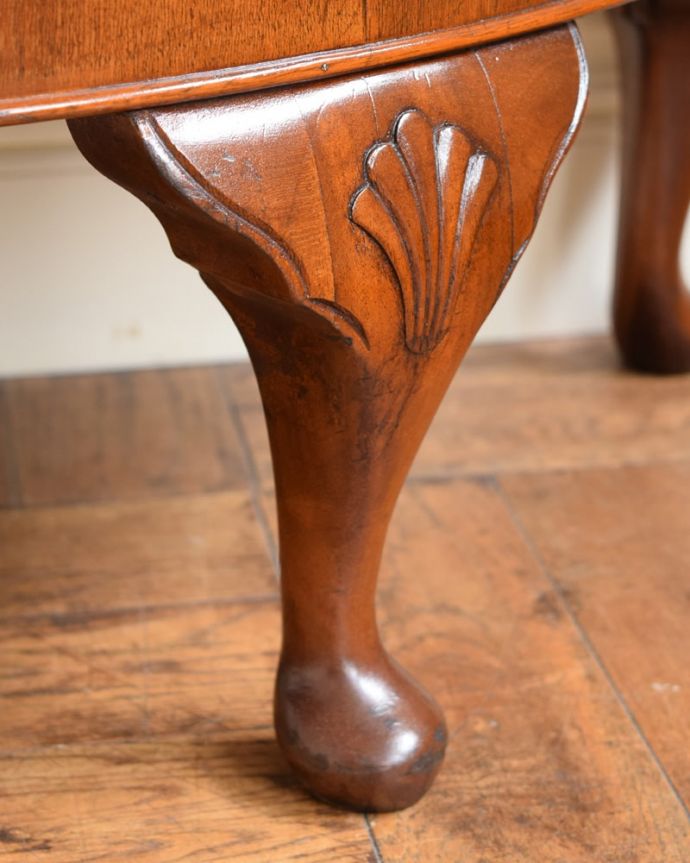 アンティークのキャビネット アンティーク家具 カップボード 女性1人でもラクに運べちゃうヒミツHandleのアンティークは、脚の裏にフェルトキーパーをお付けしているので、床を滑らせれば女性でも移動がカンタンです。(q-2189-f)