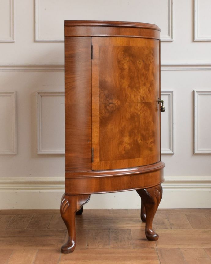 アンティークのキャビネット アンティーク家具 カップボード 横から見てもステキなんです。(q-2189-f)