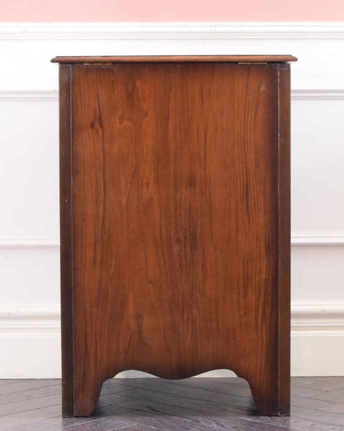 チェストの後ろ姿