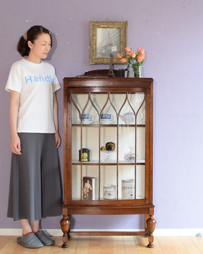 アンティークのキャビネット　アンティーク家具　キャビネット　おススメ度No,1のアンティーク家具いろんな場所で使えてお部屋に魅せ場を作ってくれるガラスのキャビネットはアンティーク家具の中でもイチオシの家具です。(q-2191-f)