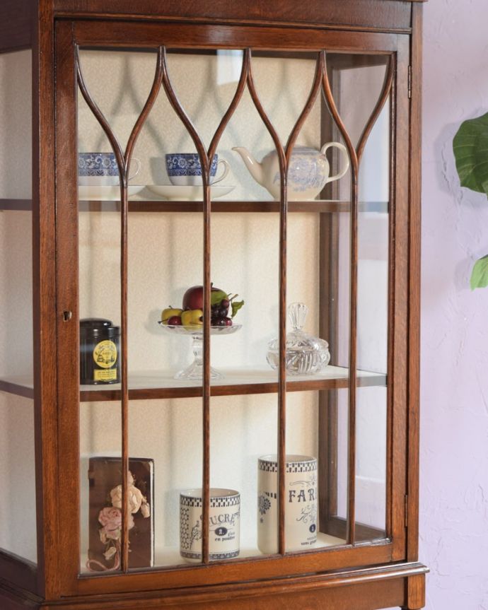 アンティークのキャビネット　アンティーク家具　キャビネット　木で描かれたガラス扉の模様の美しさにうっとり･･･まだ機械のない時代に、どうやって作られたんだろう…と不思議になるくらい美しいガラス面に描かれた美しい木の模様が特長。(q-2191-f)