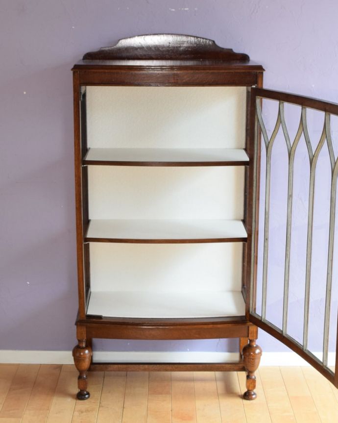 アンティークのキャビネット　アンティーク家具　キャビネット　扉を開けてみると･･･職人がキレイに修復して、背板も新しい生地に張替えました。(q-2191-f)