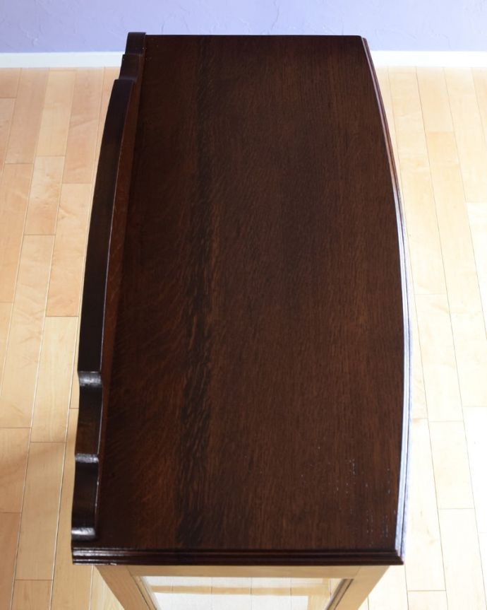 アンティークのキャビネット　アンティーク家具　キャビネット　塗装もキレイに仕上げました上から見るとこんな形のキャビネットです。(q-2191-f)