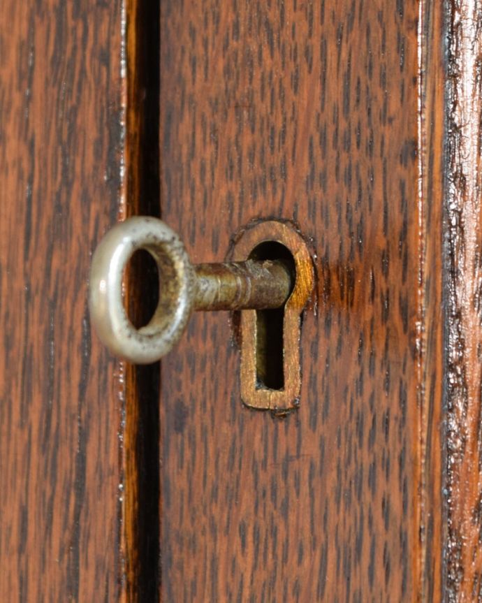 アンティークのキャビネット　アンティーク家具　キャビネット。開ける度にワクワク取っ手もアンティークらしいデザイン。(q-2191-f)