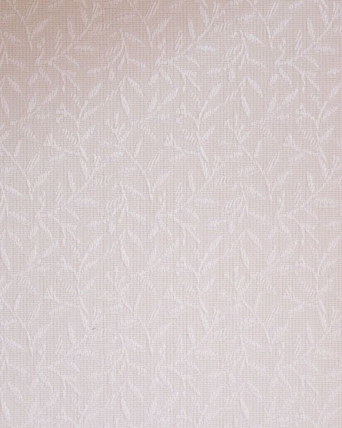 アンティークのキャビネット　アンティーク家具　キャビネット　新しい生地で張り替えましたキャビネットの表情に合わせて新しい背板の生地を選びました。(q-2191-f)