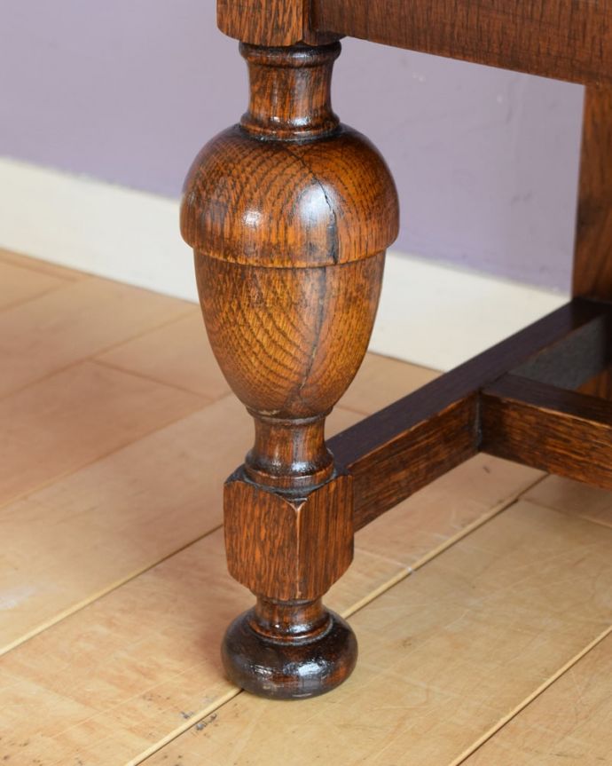 アンティークのキャビネット　アンティーク家具　キャビネット　女性１人でラクラク運べちゃうんですHandleのアンティークは、脚の裏にフェルトキーパーをお付けしています。(q-2191-f)