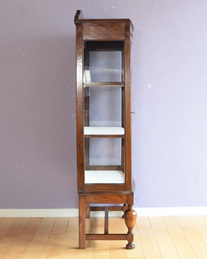 アンティークのキャビネット　アンティーク家具　キャビネット　横から見ても素敵なんです三方向がガラスのキャビネット。(q-2191-f)