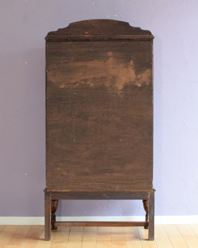 アンティークのキャビネット　アンティーク家具　キャビネット　後ろ姿も美しいですアンティークは新品ではないので、経年変化によるキズはありますが、専門の職人がしっかり修復したので後姿もキレイです。(q-2191-f)