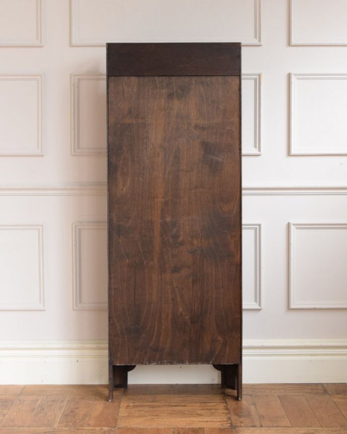 アンティークのキャビネット アンティーク家具 ブックシェルフ。後ろ姿もキレイですアンティークは新品ではないので、もちろん経年変化によるキズはありますが、専門の職人が修復したので、後ろ姿もキレイです。(q-2192-f)