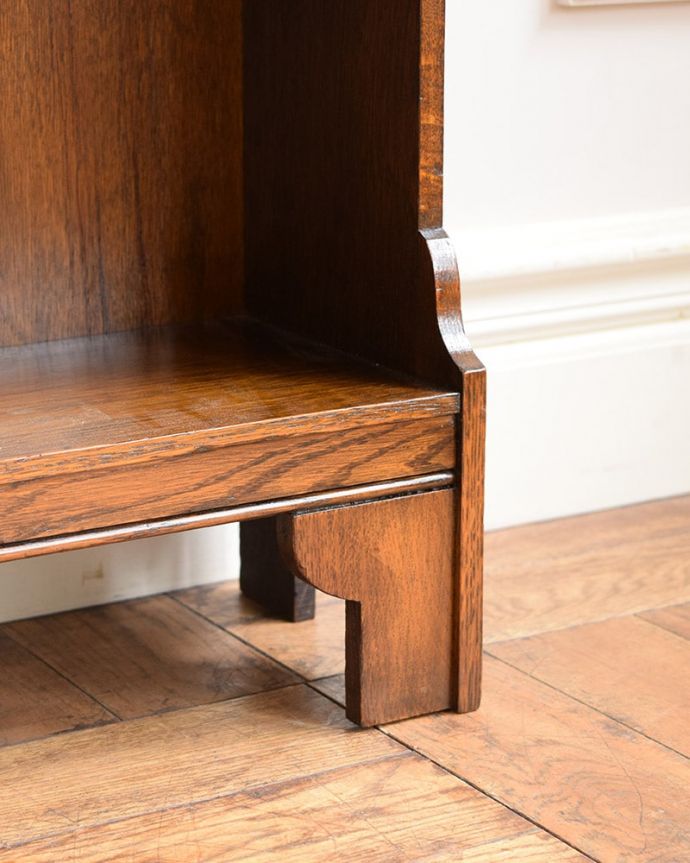 アンティークのキャビネット アンティーク家具 ブックシェルフ。女性1人でラクラク運べちゃう仕掛けHandleのアンティークは、脚の裏にフェルトキーパーをお付けしています。(q-2192-f)