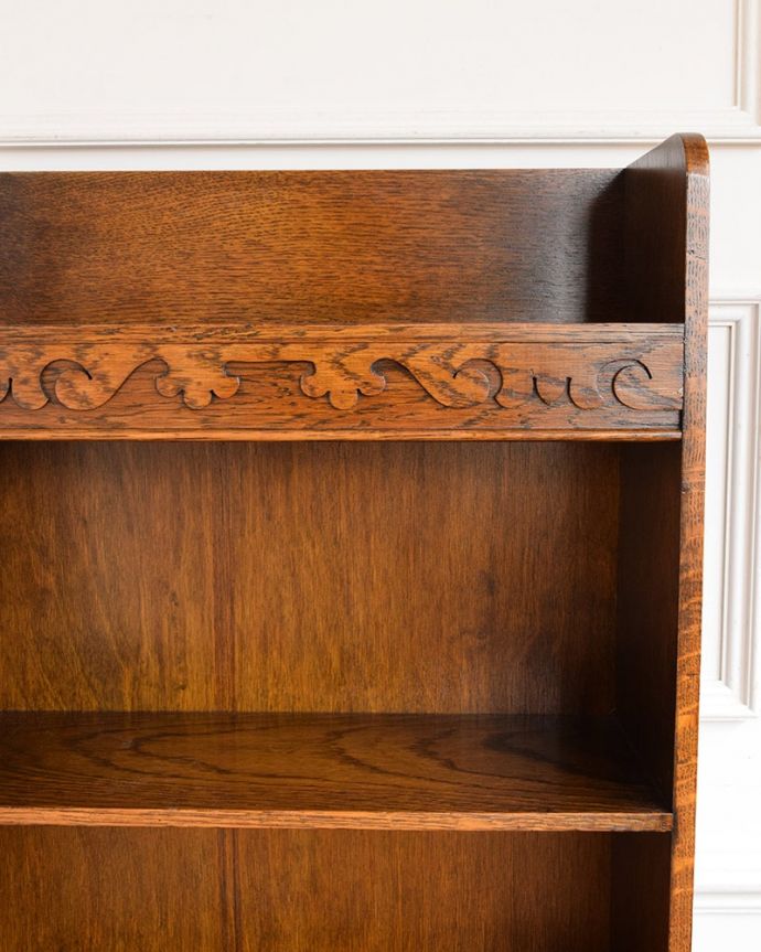 アンティークのキャビネット アンティーク家具 ブックシェルフ。惚れ惚れしちゃう美しさこんなに堅い無垢材に一体どうやって彫ったんだろう?と不思議になるくらい細かい彫にうっとりです。(q-2192-f)