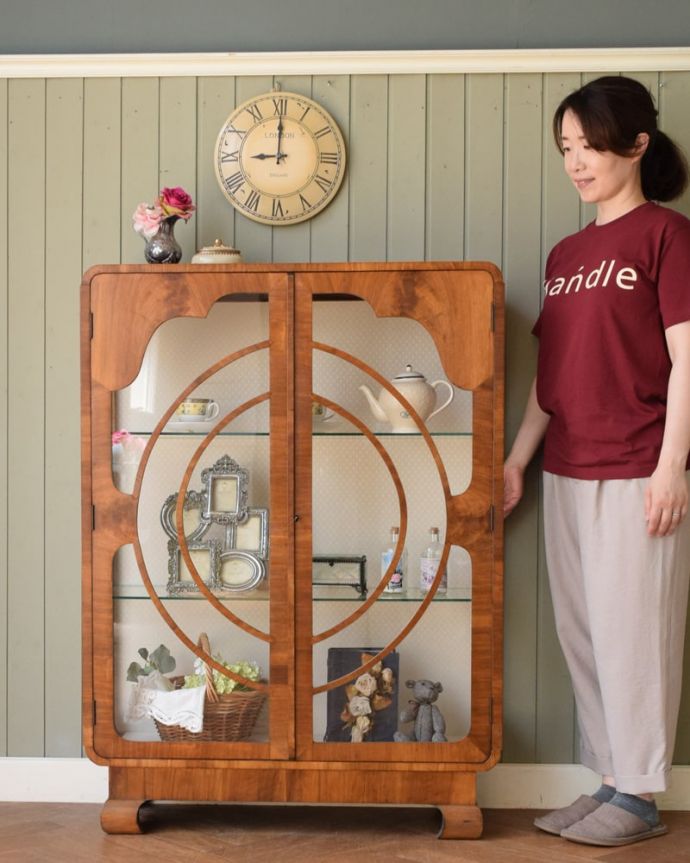 アンティークのキャビネット　アンティーク家具　キャビネット　おススメNo.1のアンティーク家具もともとチャイナキャビネットとして陶器を見せながら収納するために造られたガラスの扉のキャビネット。(q-2194-f)