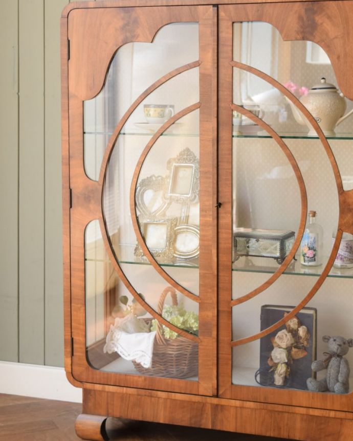 アンティークのキャビネット　アンティーク家具　キャビネット　ガラス越しに見るお気に入りの美しさ…光をたっぷり取り入れてくれるガラス扉と棚板。(q-2194-f)