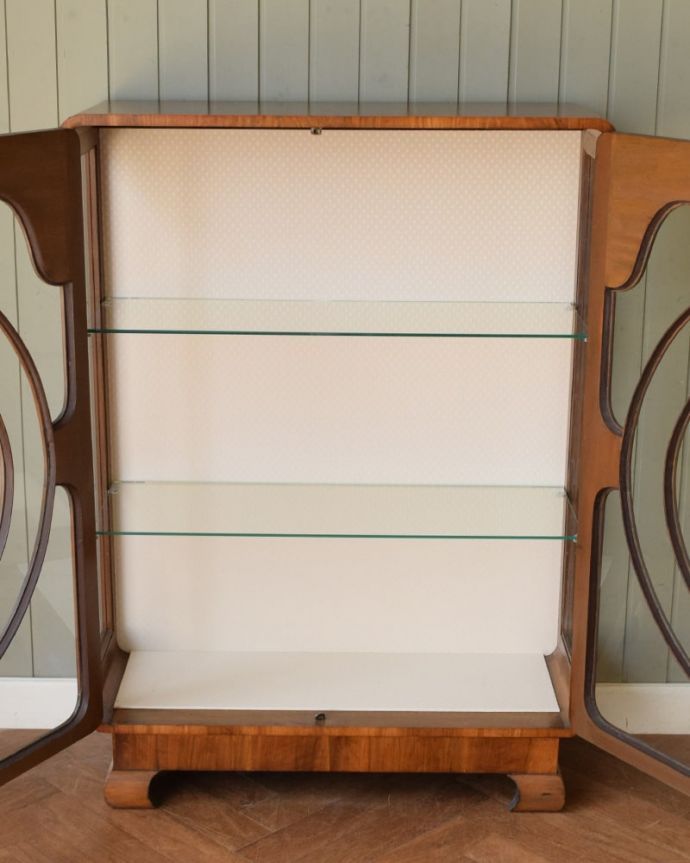 アンティークのキャビネット　アンティーク家具　キャビネット　扉を開けて中を見てみましょう職人がキレイに修復して、背板も新しい生地に張替えました。(q-2194-f)