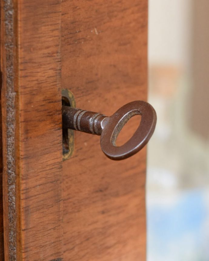 アンティークのキャビネット　アンティーク家具　キャビネット　開ける度にワクワク･･･ アンティークらしくカギが取っ手の代わり。(q-2194-f)