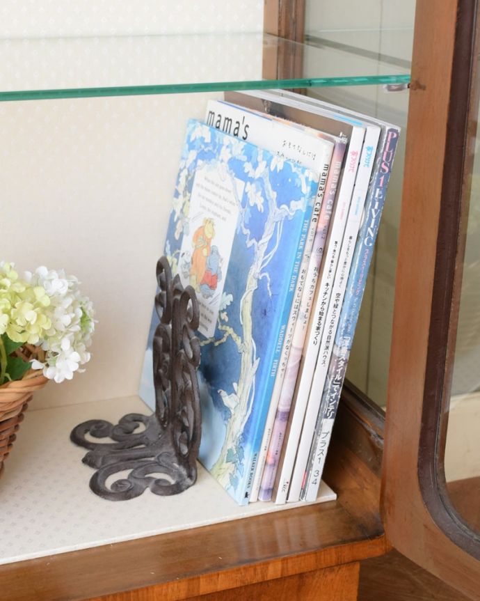 アンティークのキャビネット　アンティーク家具　キャビネット　扉の中は収納たっぷりA4サイズの雑誌までしっかり収納出来ちゃう大きさ。(q-2194-f)