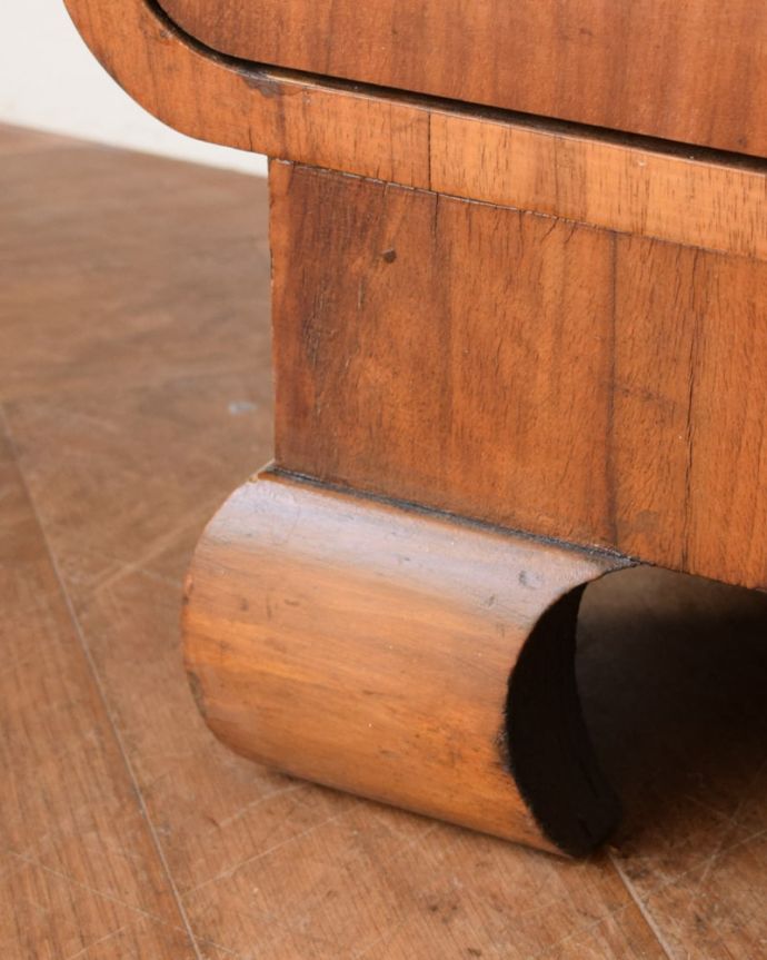 アンティークのキャビネット　アンティーク家具　キャビネット　女性１人でもラクラク運べちゃうんですHandleのアンティークは脚の裏にフェルトキーパーをお付けしています。(q-2194-f)