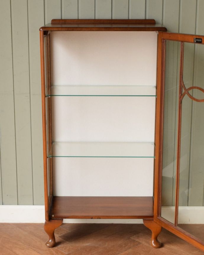 ガラスキャビネットの扉の中