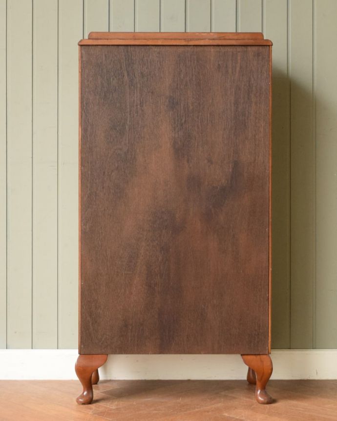 キャビネットの後ろ姿