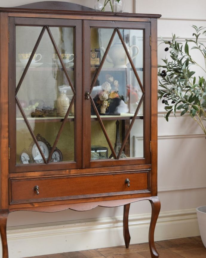 アンティークのキャビネット　アンティーク家具　キャビネット　扉に描かれた模様の美しさガラスの扉に描かれた美しい木の模様。(q-2196-f)