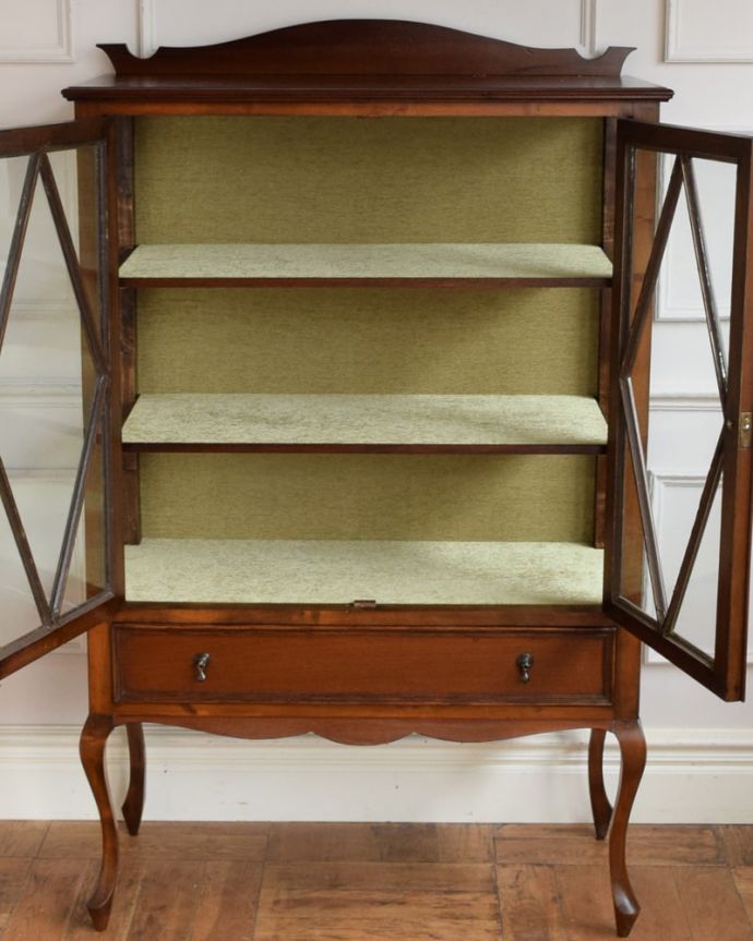 アンティークのキャビネット　アンティーク家具　キャビネット　扉の中は、しっかりと収納できる棚板重いものもたっぷり収納できる木製の棚板タイプ。(q-2196-f)