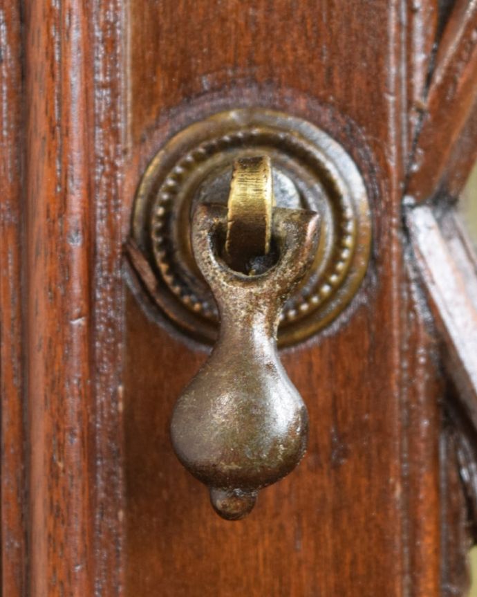 アンティークのキャビネット　アンティーク家具　キャビネット　高級感漂うアンティークの取っ手細かい部分まで最上級の家具らしく美しい。(q-2196-f)