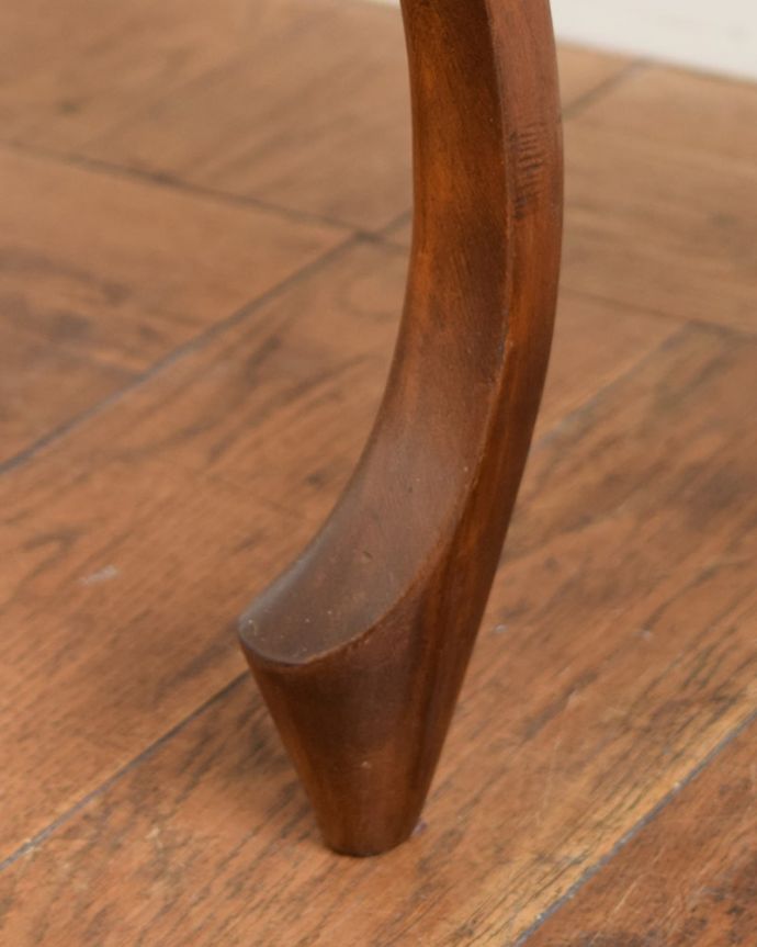 アンティークのキャビネット　アンティーク家具　キャビネット　女性１人でラクラク運べちゃうんですHandleのアンティークは、脚の裏にフェルトキーパーをお付けしています。(q-2196-f)