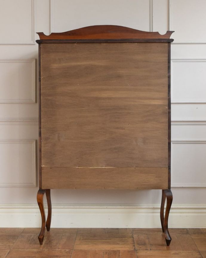 アンティークのキャビネット　アンティーク家具　キャビネット　後ろ姿にも気を使ってますアンティークは新品ではないので、もちろん経年変化によるキズはありますが、専門の職人がキレイにお直しをしているので、後ろ姿までキレイです。(q-2196-f)