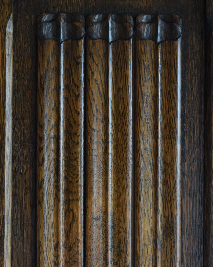 アンティークのキャビネット　アンティーク家具　ホールローブ　惚れ惚れしちゃう美しさこんなに堅い無垢材に一体どうやって彫ったんだろう？と不思議になるくらい細かい彫にうっとりです。(q-2197-f)