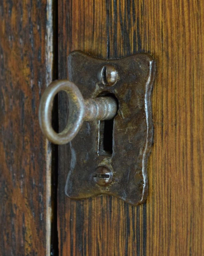 アンティークのキャビネット　アンティーク家具　ホールローブ　小さなパーツにもこだわり取っ手だけを見ていても現代とは違って良質な素材が使われているのが分かります。(q-2197-f)