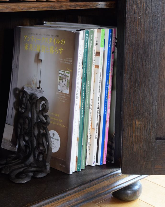 アンティークのキャビネット　アンティーク家具　ホールローブ　扉の中は収納たっぷりA4サイズの雑誌までしっかり収納出来ちゃう大きさ。(q-2197-f)