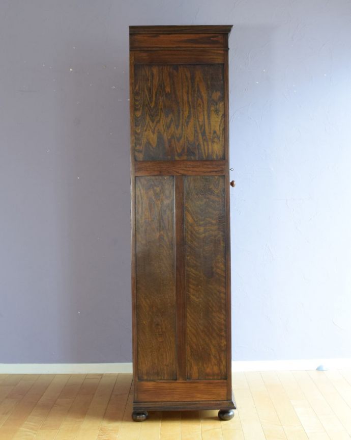アンティークのキャビネット　アンティーク家具　ホールローブ　横から見た姿もステキ正面だけじゃなく横から見るとこんな感じです。(q-2197-f)