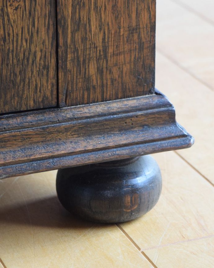 アンティークのキャビネット　アンティーク家具　ホールローブ　女性でも運べちゃう理由は･･･Handleのアンティークは、脚の裏にフェルトキーパーをお付けしていますので、重い家具でも床を滑らせて移動出来ます。(q-2197-f)