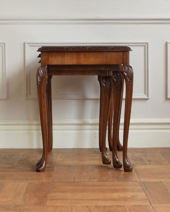 アンティークコーヒーテーブルの側面