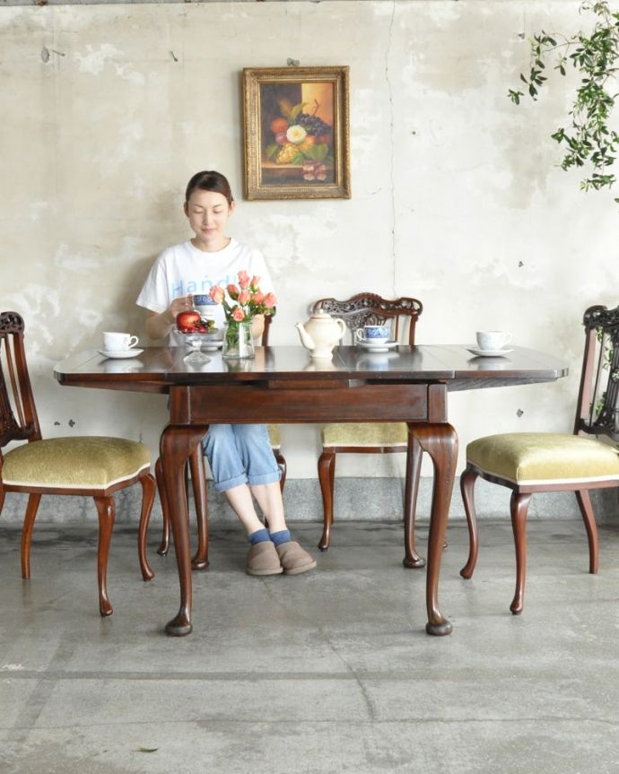 アンティークのテーブル　アンティーク家具　ドローリーフテーブル　3通りの大きさで使える便利なテーブル天板の下に隠れているリーフを引っ張り出せばあっという間に大きく使えるドローリーフテーブル。(q-2199-f)