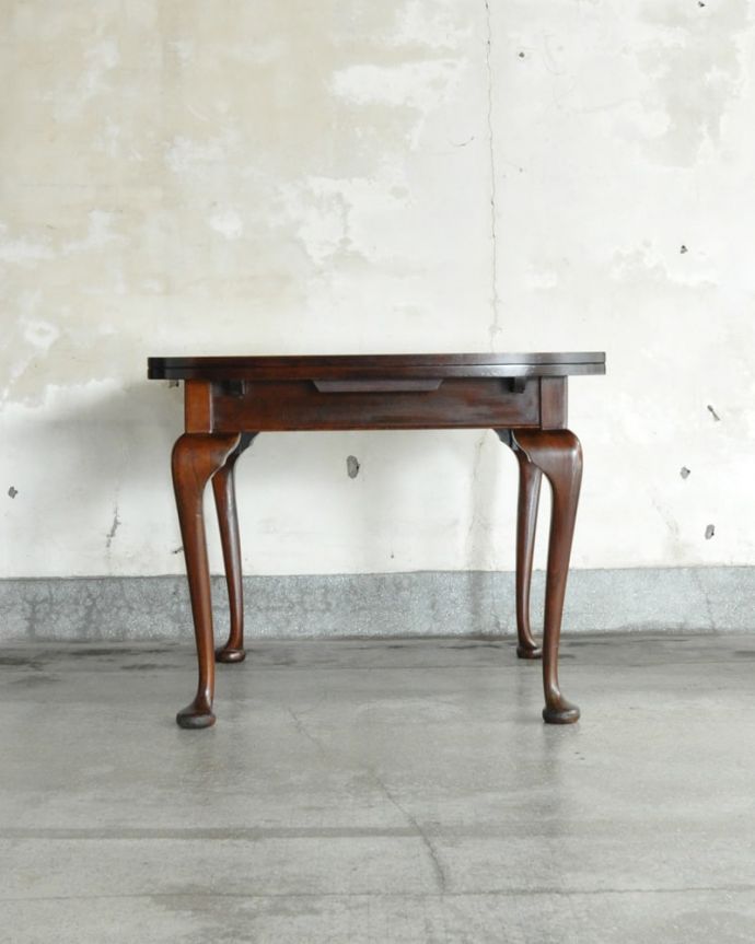 アンティークのテーブル　アンティーク家具　ドローリーフテーブル　こちら側から見てみると･･･アンティークは新品ではないので、もちろん経年変化によるキズはありますが、専門の職人がキレイに修復しました。(q-2199-f)