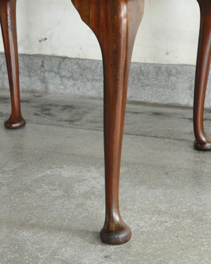 アンティークのテーブル　アンティーク家具　ドローリーフテーブル　持ち上げなくても移動できます！Handleのアンティークは、脚の裏にフェルトキーパーをお付けしていますので、持ち上げなくても床を滑らせて移動させることが出来ます。(q-2199-f)