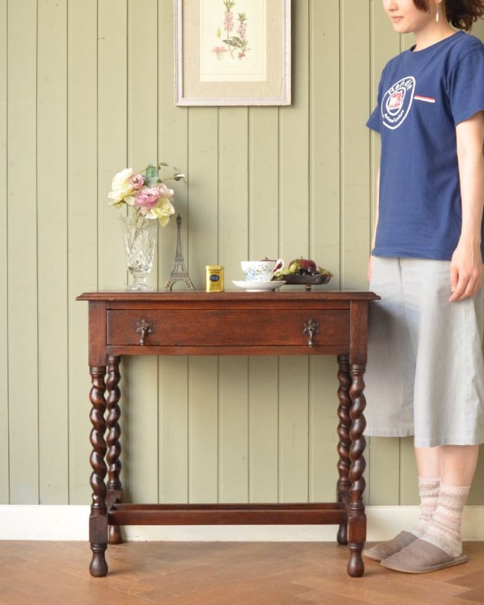 アンティークのテーブル　アンティーク家具　ホールテーブル　壁からお部屋を彩ってくれるアンティーク家具天板も引き出しもどっちも主役のサイドチェストテーブル。(q-2200-f)