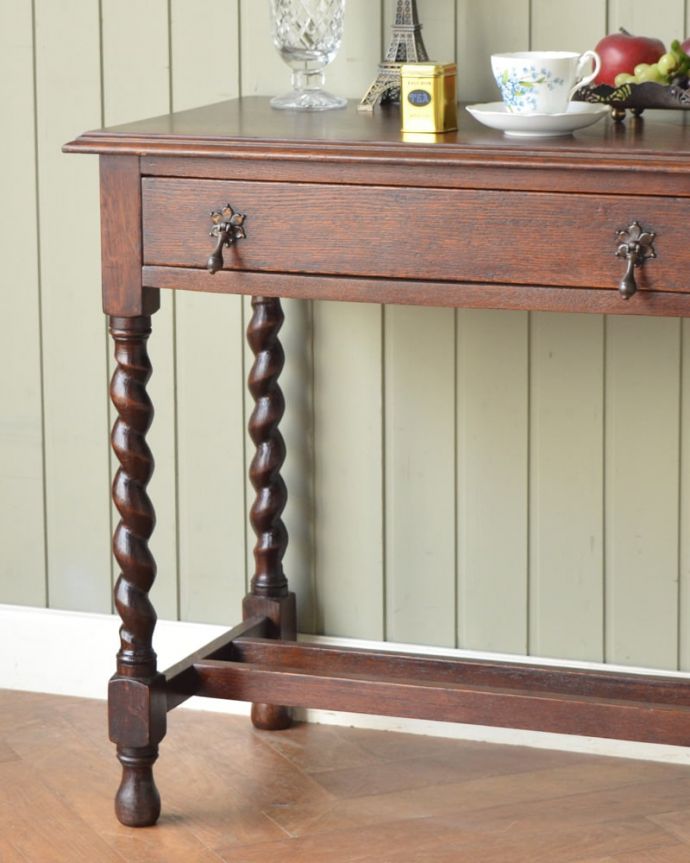 アンティークのテーブル　アンティーク家具　ホールテーブル　アンティークらしい華やかなデザイン優雅なデザインのアンティーク家具は、壁の前に置くだけで、お部屋の中がグンッと格上げされます。(q-2200-f)