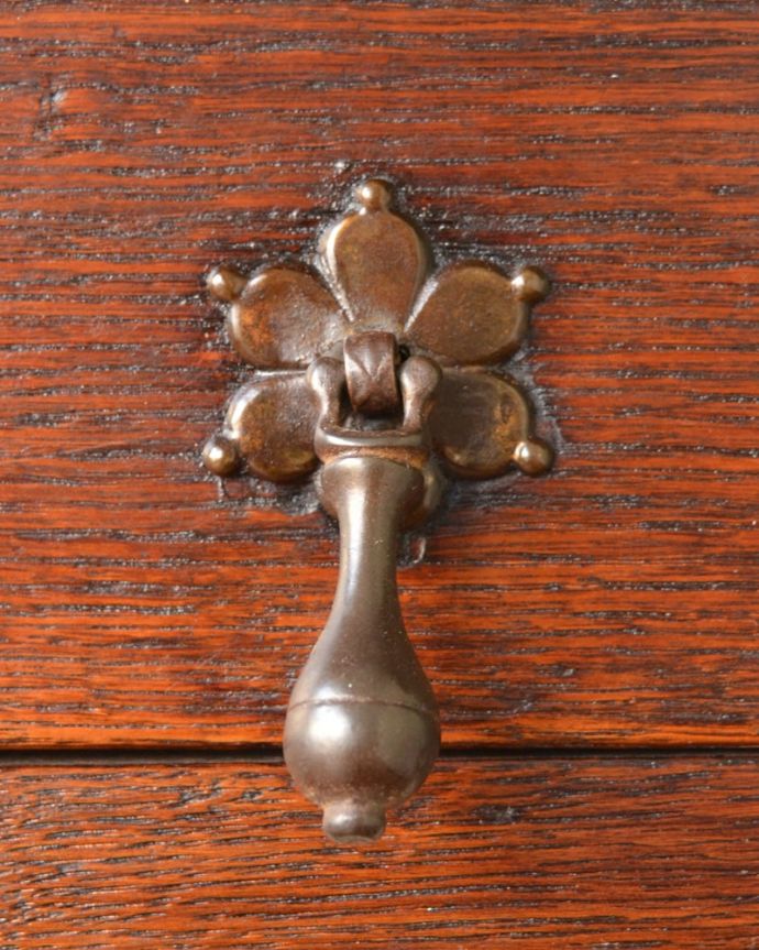 アンティークのテーブル　アンティーク家具　ホールテーブル　開ける度にワクワクする取っ手取っ手もアンティークらしく凝ったデザイン。(q-2200-f)