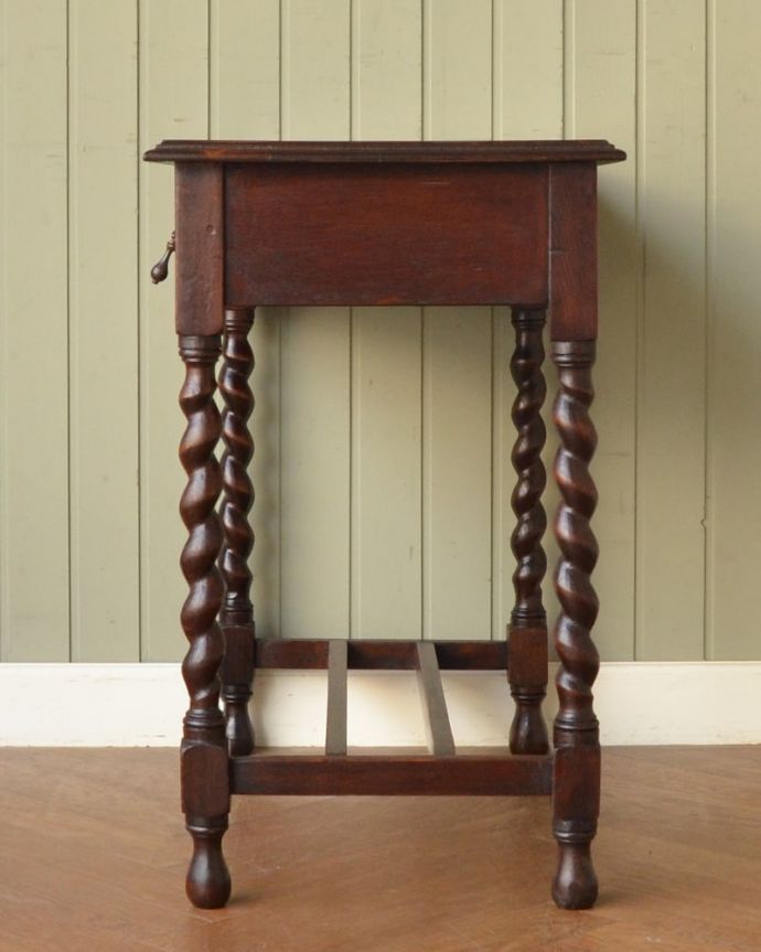 アンティークのテーブル　アンティーク家具　ホールテーブル　横顔も美しく！こんな風に見えますもちろん、横側もキレイに修復しているので、横から見てもキレイです。(q-2200-f)