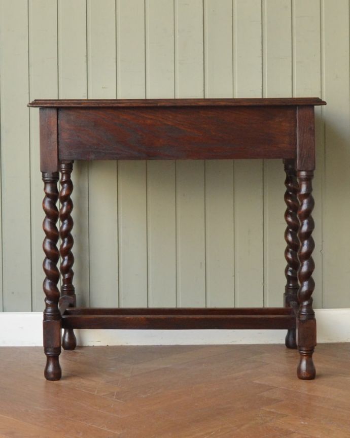 アンティークのテーブル　アンティーク家具　ホールテーブル　後ろ姿もキレイなんです。(q-2200-f)