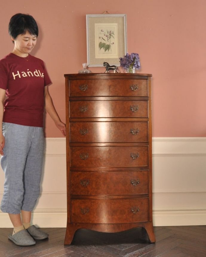 アンティークのチェスト アンティーク家具 チェスト 大人の雰囲気漂う英国スタイルのトールボーイアンティークチェストの中でも細身で背が高いトールボーイは、引き出しがたくさんあって収納がタップリ出来る実力派。(q-2201-f)