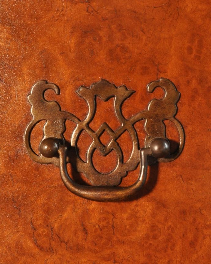 アンティークのチェスト アンティーク家具 チェスト 取っ手もアンティークらしい・・・アンティーク家具の取っ手は、なんだか高級感があるんですよね。(q-2201-f)